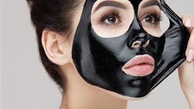 يعالج التورم ولدغات الحشرات.. فوائد ماسك الفحم للجسم