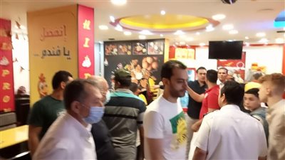 غلق 12 محل تجاري وتغريم أصحابها لمخالفة تعليمات الحكومة بالشرقية (صور)