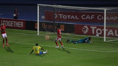 الشوط الأول.. الأهلي يتقدم على صن داونز بهدف طاهر محمد طاهر (صور)