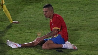 جاستون سيرينو يرتدي قميص الأهلي بعد نهاية المباراة (صورة)