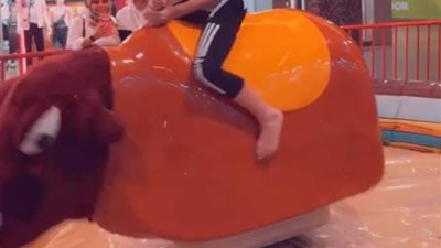 إصابة طفلة داخل منطقة ألعاب 