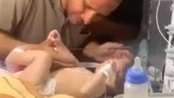 مواطن من غزة يداعب