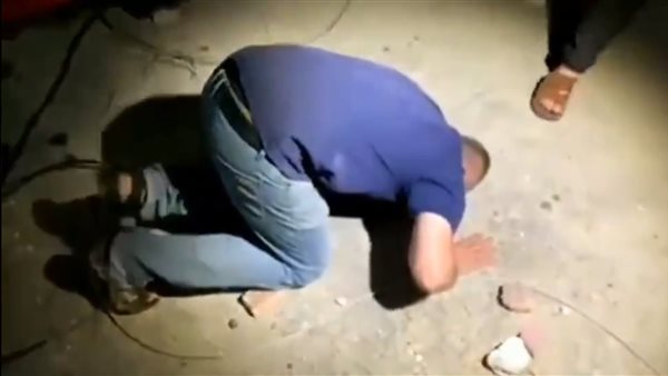 سجود الأب بعد العثور