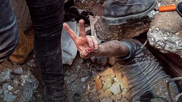 شاب يرفع علامة النصر