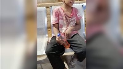 يستنشق بنزينًا بقصد التعاطي.. استغاثة لإنقاذ طفل من الإدمان بشوارع قنا