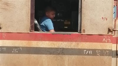 طفل يجلس داخل كابينة قيادة قطار بطنطا.. والسكة الحديد: جاري التأكد 