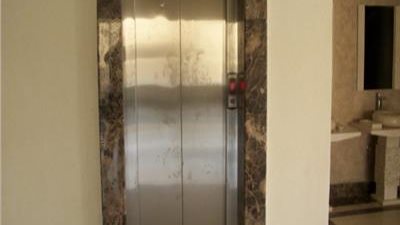 قوات الحماية المدنية تنقذ سيدة احتجزت داخل مصعد في مدينة نصر