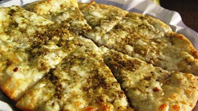 لفطار صباحي مختلف.. طريقة تحضير مناقيش الجبنة بالزعتر