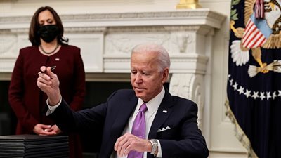 الرئيس الأمريكي يكشف خطته لتأمين سلاسل التوريد لتعزيز صناعة الأدوية والرقائق الإلكترونية