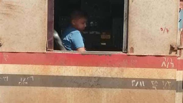 طفل داخل كابينة قطار