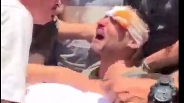 أب يودع أطفاله الشهداء