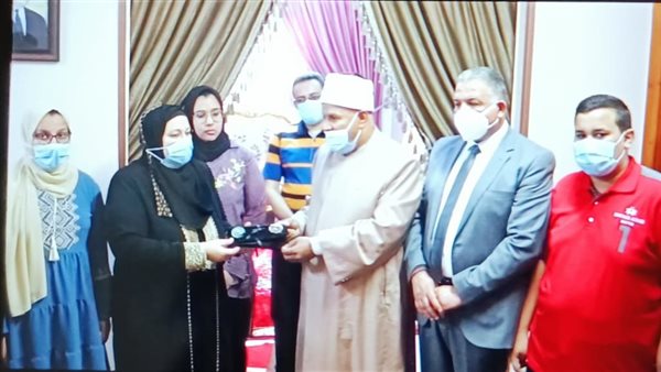 تسليم الهدايا لأسر