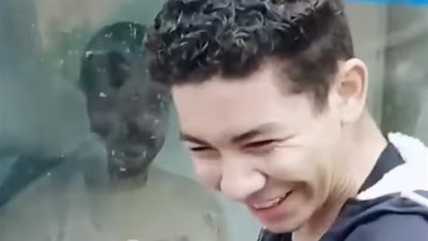 صبية يعترضون ترام