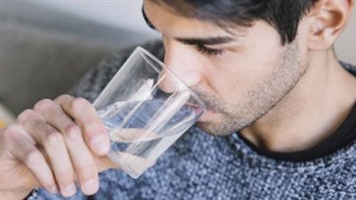 استشاري تغذية: شرب المياه الساخنة على الريق قد يسبب الإصابة بالسرطان