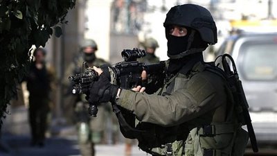 إطلاق النار على شاب فلسطيني زعم الاحتلال الإسرائيلي محاولته طعن أحد جنوده