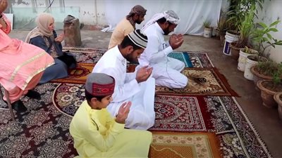 عائلة هندية تصلي من أجل أهالي فلسطين وغزة 