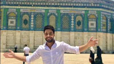 أحمد جمال يتضامن مع القضية الفلسطينية بصورة من ساحة المسجد الأقصى 