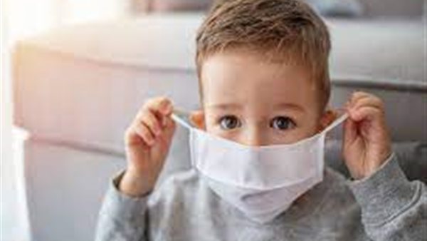 طفل يرتدي كمامة
