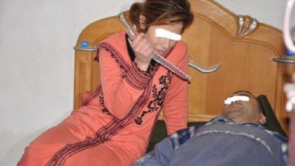 زوجة تطعن زوجها-