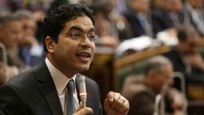 ضياء الدين داود يطالب رئيس البرلمان بالنزول من على المنصة بسبب مادة المحامين في الإجراءات الجنائية