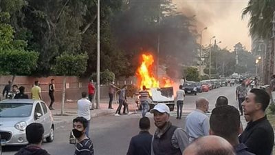  حريق يلتهم سيارة ملاكي بسموحة شرق الإسكندرية.. والحماية المدنية تسيطر عليه (صور)