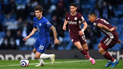 التعادل السلبي يحسم الشوط الأول من مباراة تشيلسي وليستر سيتي وخروج كانتي مصابًا 