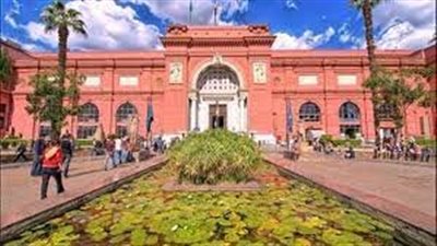  يعرض تمثال جالس لـ