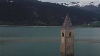 من تحت الماء.. ظهور قرية إيطالية بعد 70 عامًا من الغرق( فيديو)