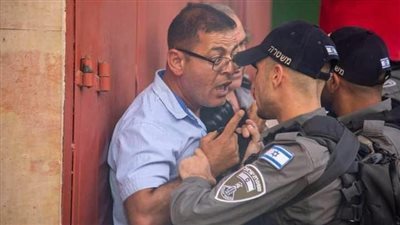 في مشهد مؤلم.. أب يحاول خلاص نجله من يد الاحتلال (صور)