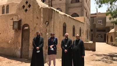 بعد أزمة إغلاقه.. الأنبا عمانوئيل والقنصل الفرنسي في زيارة لـ