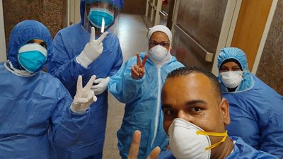 سرقوا مكافأة عزل كورونا.. ممرض يستغيث بحافظ الأقصر ونقيب التمريض (فيديو)