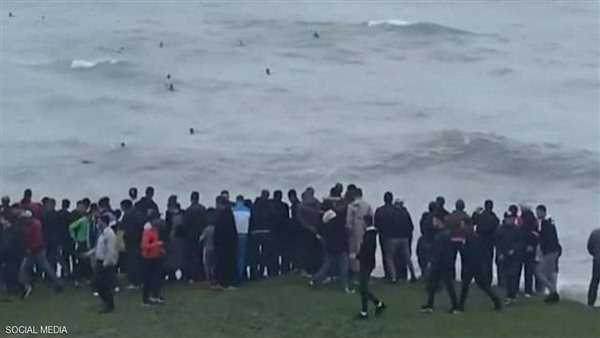 الآلاف يتدفقون على