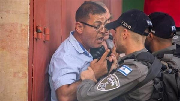 الأب وهو ينقذ ابنه