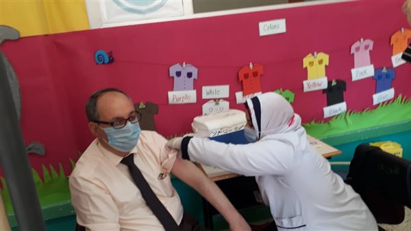 تطعيم عاملين المؤسسات