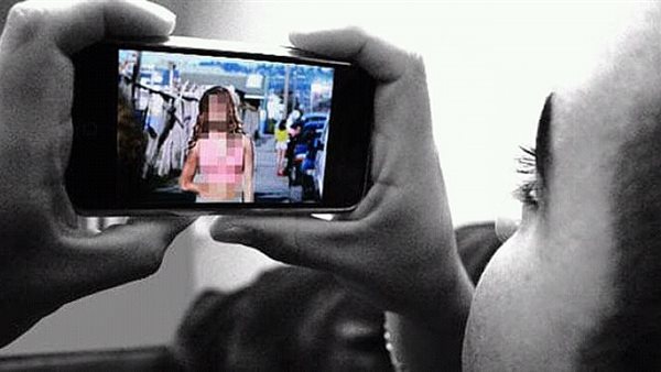 فتاة تصور نفسها 