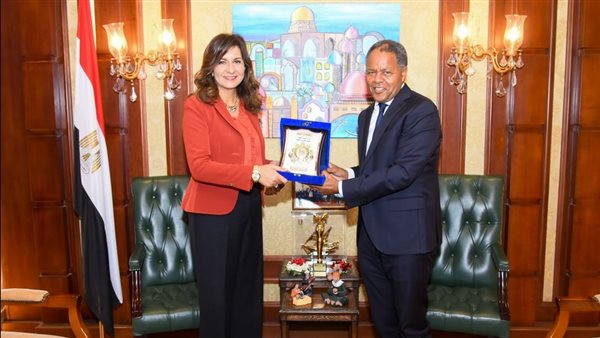 وزيرة الهجرة مع مدير