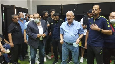 رئيس نادي المقاولون العرب يهنئ اللاعبين بعد الفوز أمام الإسماعيلي