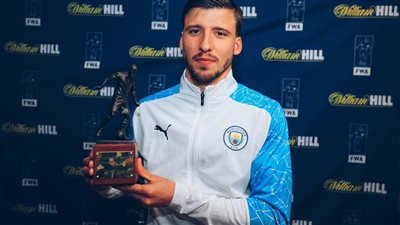 أول تعليق من روبن دياز بعد فوزه بجائزة الأفضل في إنجلترا