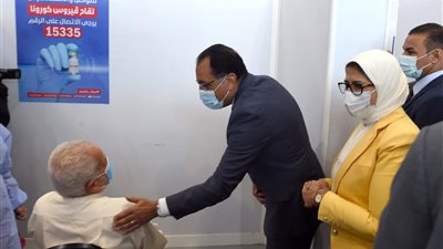 زيارة رئيس الوزراء لمركز لقاحات كورونا بأرض المعارض