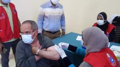في أول أيام عمله.. إقبال كبير على مركز تطعيم لقاح كورونا بمطاي في المنيا