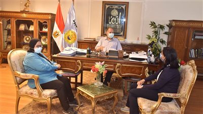 محافظ أسيوط يلتقي مدير مركز المعلومات والمرافق الأساسية