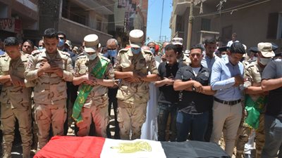 جنازة الشهيد النقيب محمد عرابي جودة بمسقط رأسه في بنها (فيديو) 