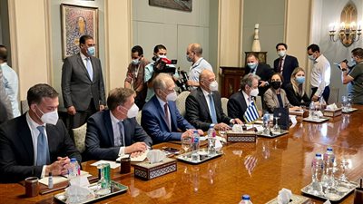 وزير الخارجية يستقبل نظيره اليوناني للتشاور حول العلاقات الثنائية والملفات الإقليمية (صور)