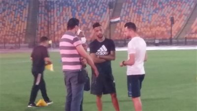 الونش يصافح مدافع طلائع الجيش قبل انطلاق المباراة