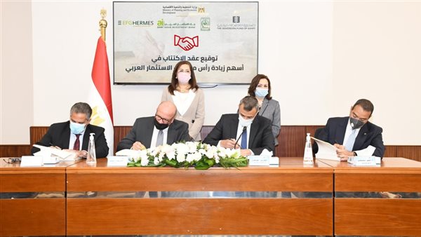 أثناء توقيع العقود