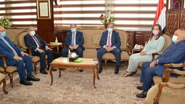 وزير المالية مع عدد