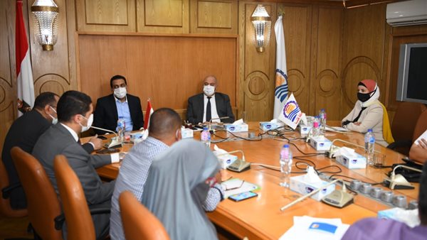 لقاء محافظ قنا مع