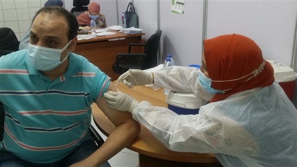 تطعيم عمال مصانع