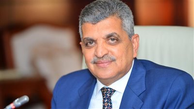 رئيس هيئة قناة السويس: مستعدون للمساعدة بخبراتنا ومعداتنا لتسيير سفينة إيفر فوروارد 