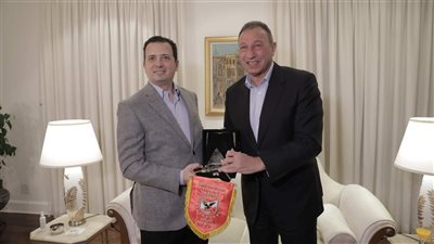 الخطيب يهدي درع وعلم الأهلي إلى السفير المصري بجنوب إفريقيا 